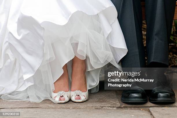 bride and groom feet - wedding shoes fotografías e imágenes de stock