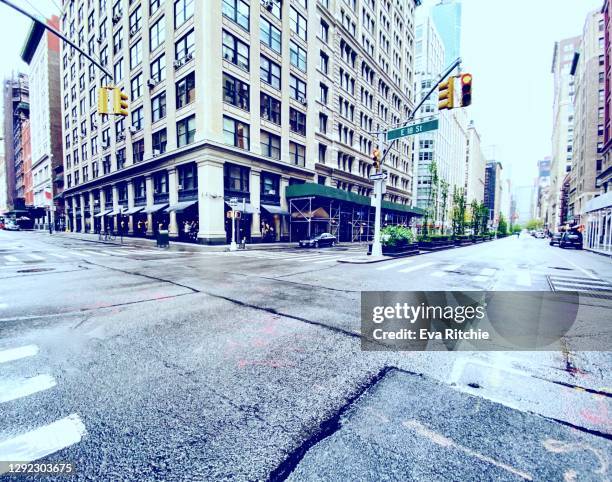 manhattan, new york city, park ave south by union square. pandemic, rush hour, may 8, 2020. a few minutes after 1 pm. very, very empty! - traffic light empty road stock pictures, royalty-free photos & images