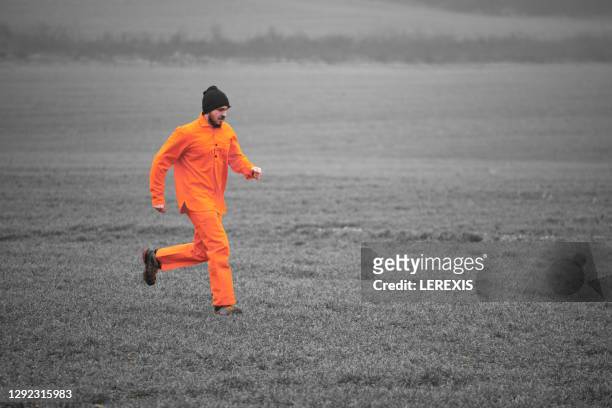 a prisoner runs to freedom - prison escape 個照片及圖片檔