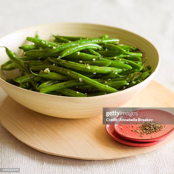 healthy garlic and thyme green beans - green bean stockfoto's en -beelden