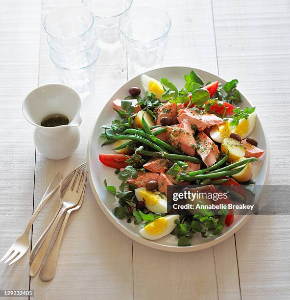 poached salmon nicoise salad - pochiert stock-fotos und bilder