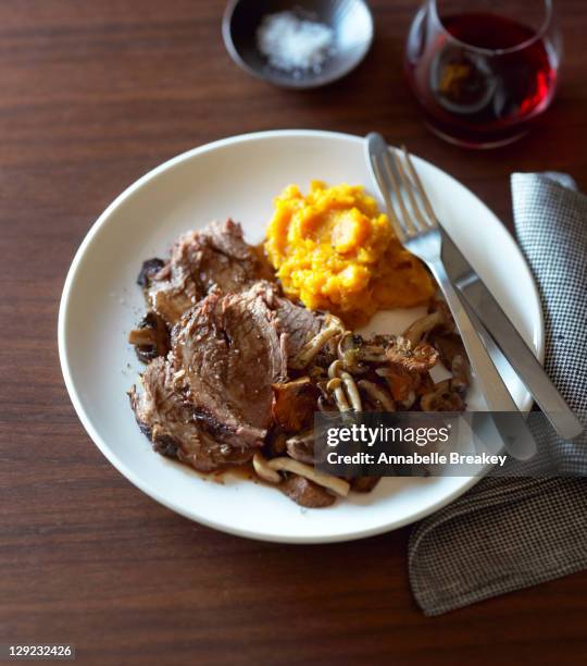 pot roast, wild mushrooms, mashed butternut squash - schmorbraten stock-fotos und bilder