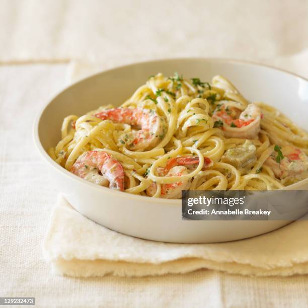 shrimp and artichoke linguine alfredo - linguini fotografías e imágenes de stock