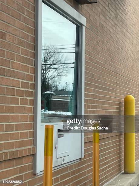 vehicle drive up pharmacy window - drive through pharmacy stock pictures, royalty-free photos & images