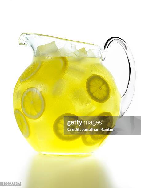 lemonade pitcher - henkelkrug stock-fotos und bilder