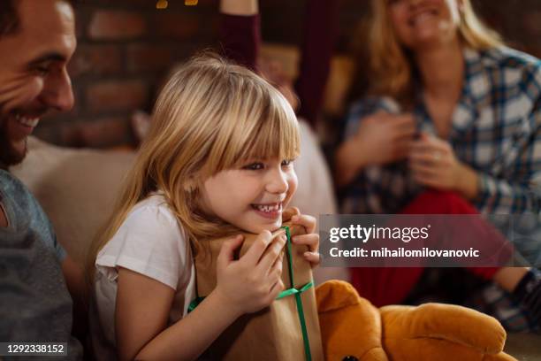 santa clause is haar favoriete persoon - uitpakken activiteit stockfoto's en -beelden