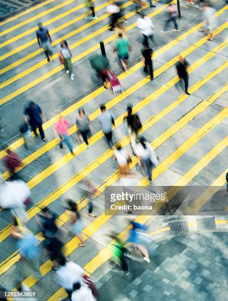 luftaufnahme der rush hour in city crosswalk - halb mann halb frau stock-fotos und bilder