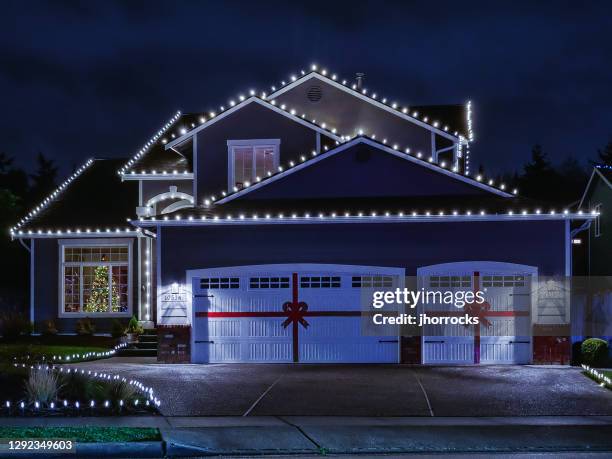 exterior de la casa suburbana americana con luces navideñas festivas - casa navidad fotografías e imágenes de stock