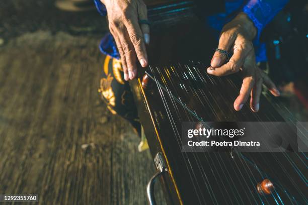 straßenmusiker spielen traditionelle indonesische musikinstrumente - music instrument orchestra gamelan stock-fotos und bilder