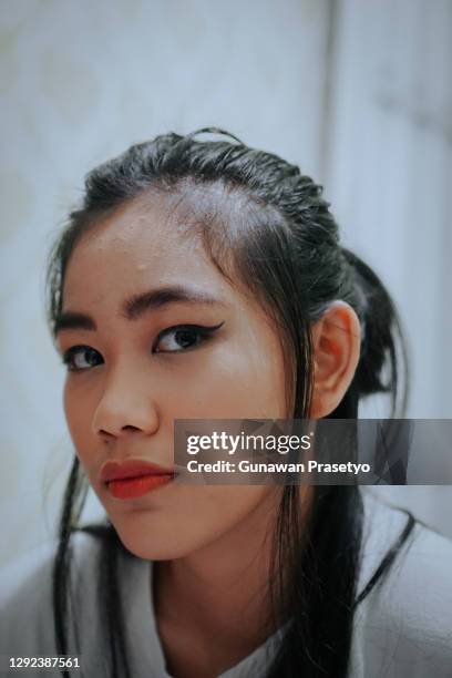 indonesian women are in independent isolation after being exposed to the covid-19 virus and remain cheerful - beautiful perfection exposed lady imagens e fotografias de stock