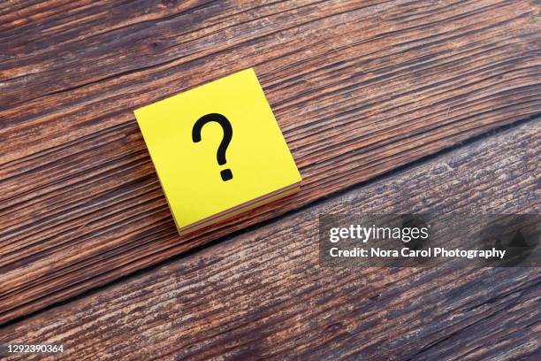 question mark on adhesive paper - punctuation mark stockfoto's en -beelden