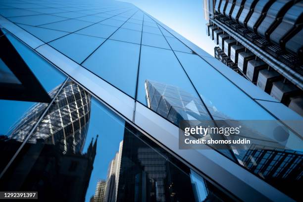 abstract of glass buildings in city of london - isle of dogs london - fotografias e filmes do acervo