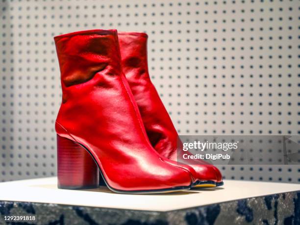 red ankle boots - rote schuhe stock-fotos und bilder