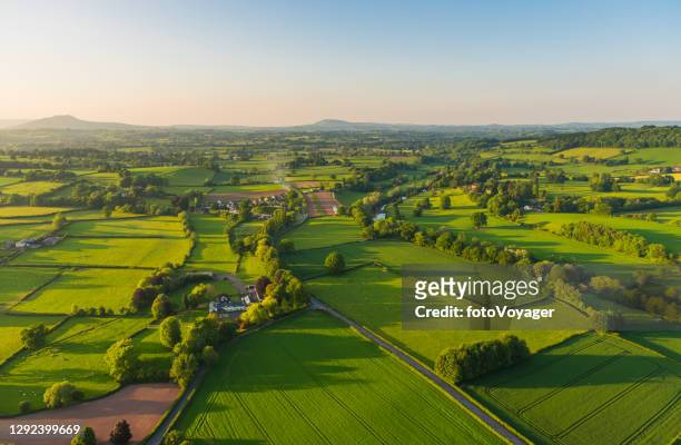 fotografia aerea fattorie paesaggistiche rurali villaggi pittoreschi pascoli verdi patchwork - inghilterra foto e immagini stock