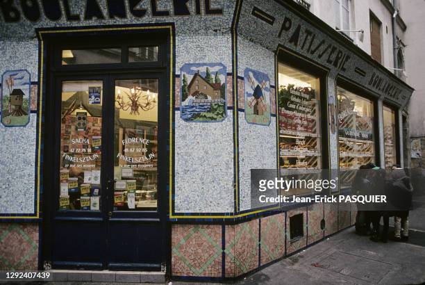 Groupe d'enfants devant la vitrine d'une boulangerie - patisserie dans la rue des Ecouffes dans le quartier juif Paris, France.