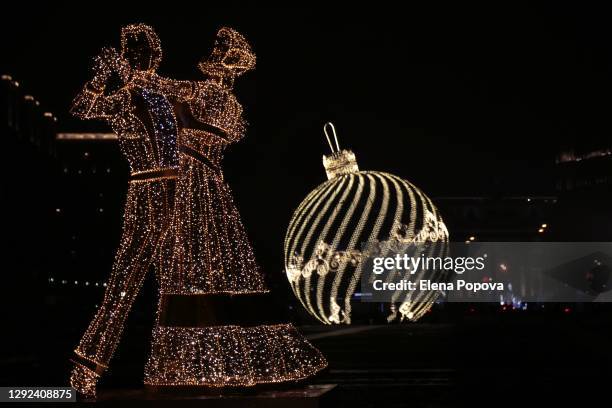 christmas outdoor decoration with large dancing figures - jan dance 個照片及圖片檔