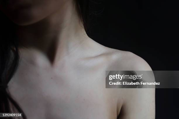 anorexic naked woman portrait - anorexie nerveuse photos et images de collection