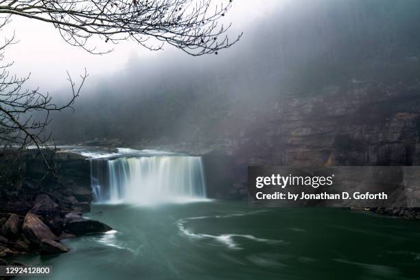 cumberland falls in the fog - cumberland usa fotografías e imágenes de stock