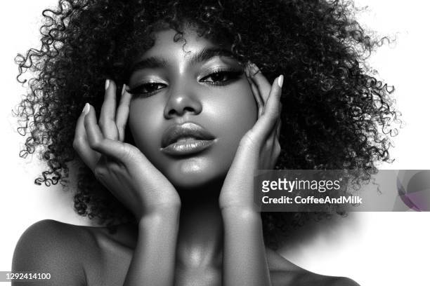 schönes mädchen mit lockigen frisur - black woman hair stock-fotos und bilder