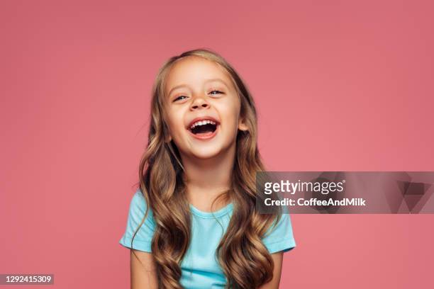 chica divertida sobre fondo rosa - sonrisa con dientes fotografías e imágenes de stock