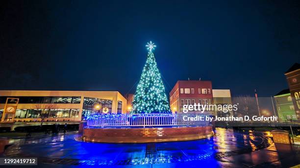 small town usa - christmas tree - small town america stock pictures, royalty-free photos & images
