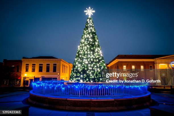 christmas on the square - small town america stock pictures, royalty-free photos & images