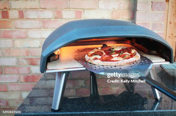 homemade pepperoni pizza - pizzaugn bildbanksfoton och bilder