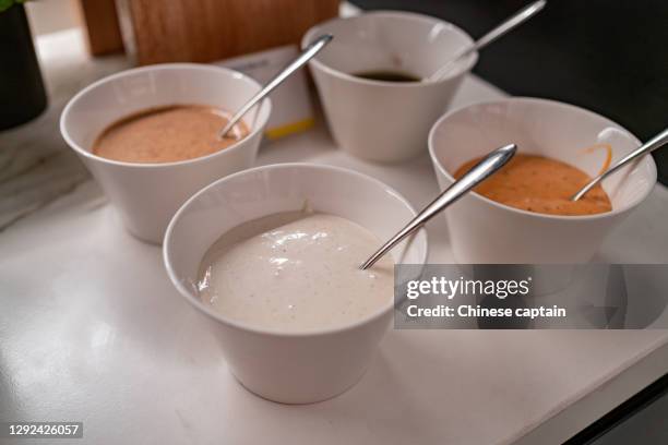 close-up of salad dressing in the bowl - vinaigrette dressing photos et images de collection