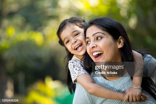 moeder en dochter die pret bij het park hebben - indian mother and daughter stockfoto's en -beelden