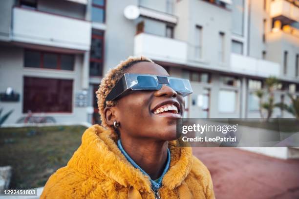 tiener die zonneverduistering bekijkt - verduistering stockfoto's en -beelden