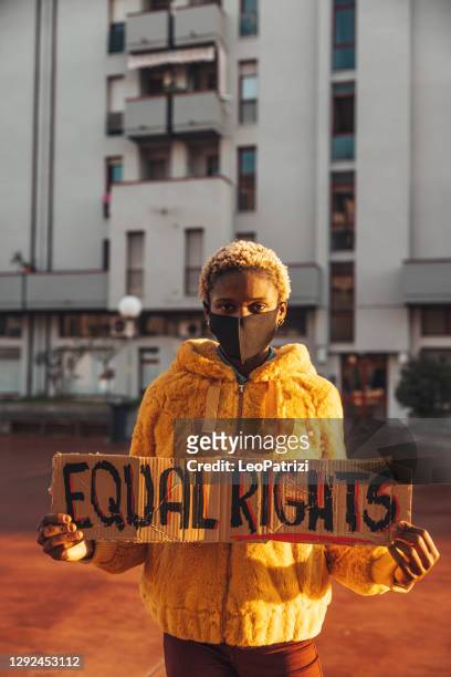 activist voor gelijke rechten - sociale rechtvaardigheid stockfoto's en -beelden