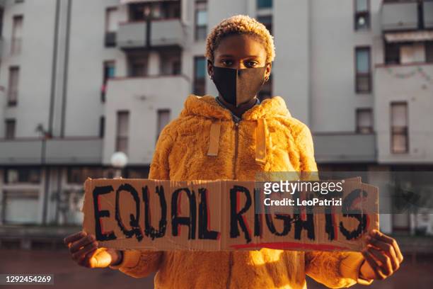 attivista per la parità dei diritti - giustizia sociale foto e immagini stock