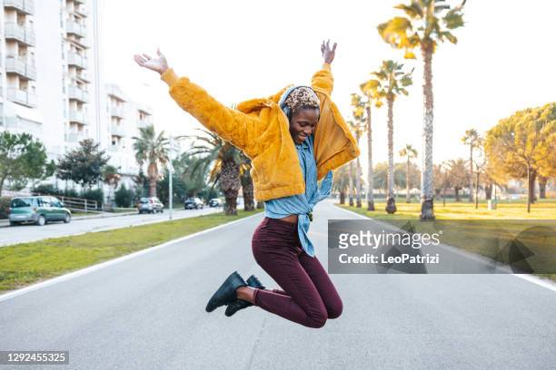 gelukkig meisje dat in de straat danst - leap day stockfoto's en -beelden