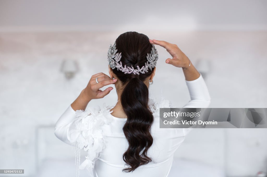 Graceful stylish hairstyle for the brunette bride