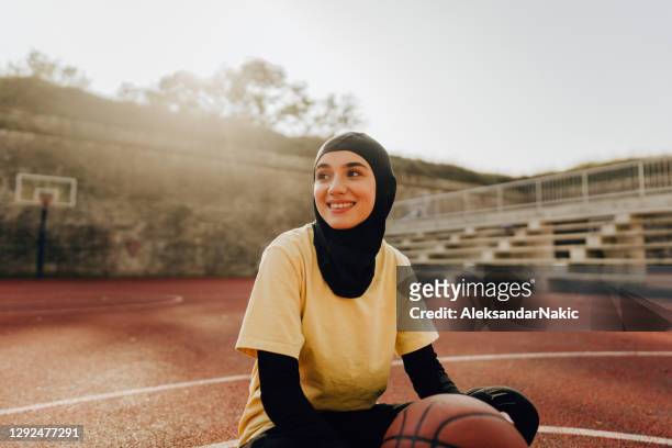 sportliche frau mit einem hijab - islam stock-fotos und bilder
