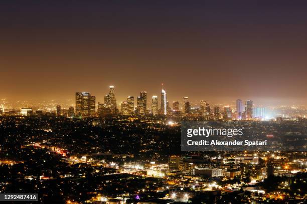 los angeles downtown skyline at night, california, usa - mulholland drive stockfoto's en -beelden