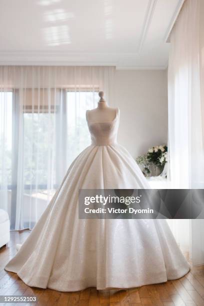 amazing white wedding dress on the mannequin - wedding dress photos et images de collection