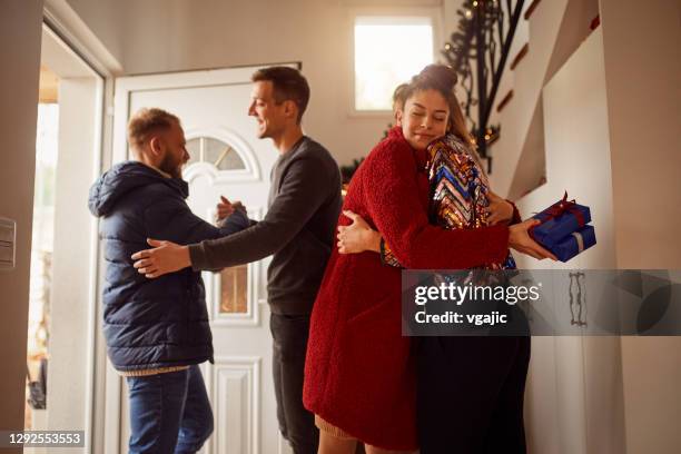 amigos reunidos para la fiesta de año nuevo - casa navidad fotografías e imágenes de stock