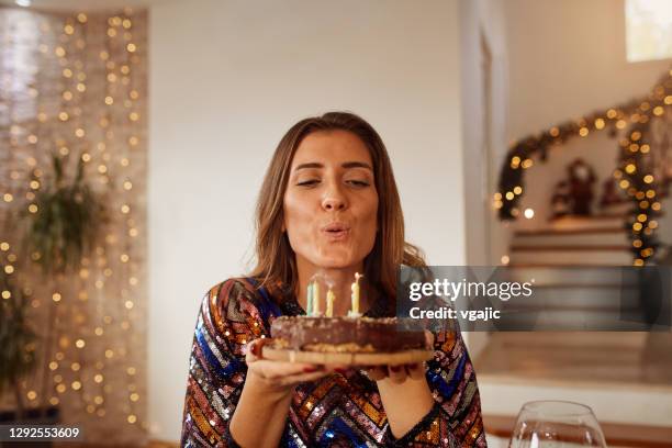 年輕女子吹出蠟燭的生日蛋糕 - birthday cake lots of candles 個��照片及圖片檔