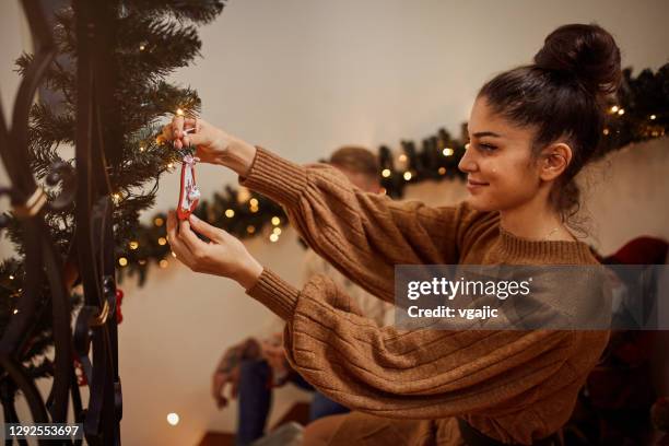 het paar versiert treden voor nieuwjaarspartij - christmas tree stockfoto's en -beelden