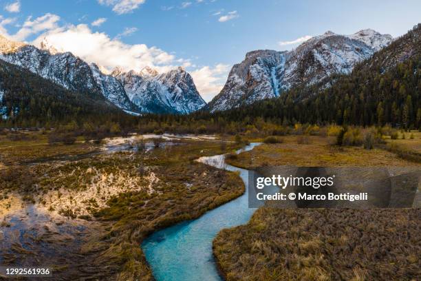 winding river in the dolomites, italy - wilderness 個照片及圖片檔