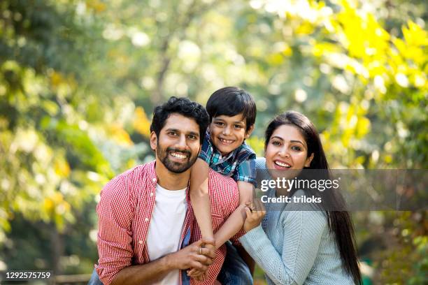 padres e hijos amorosos que pasan tiempo de ocio en el parque - hindú fotografías e imágenes de stock