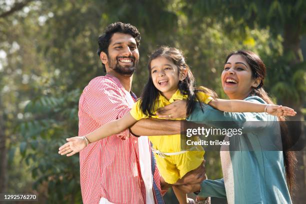 familie mit spaß im park - indian family stock-fotos und bilder