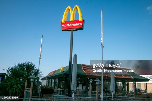 mcdonald's at brighton marina, england - mcdonald imagens e fotografias de stock