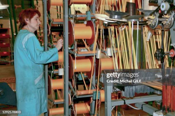 Ouvrière sur un métier à tisser à l'usine BBA, Passementerie depuis 1848, fournisseur des corps d'armée et administrations en accessoires de tenues...