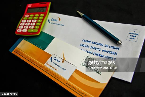 Chèquier Emploi Service Universel du Cesu, stylo et calculatrice, 26 novembre 2019, France.