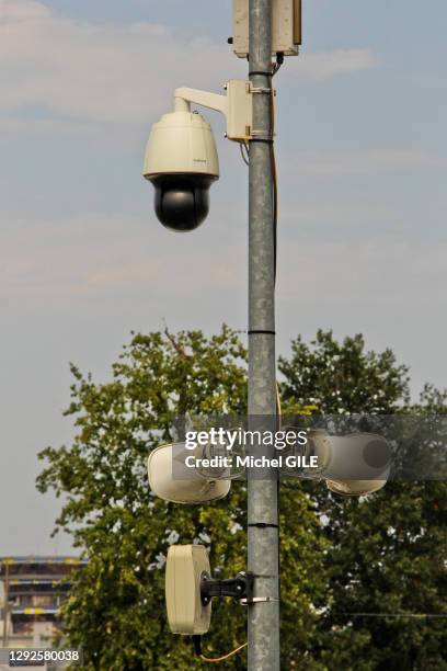 Caméra de surveillance et deux hauts parleurs sur un poteau, 27 octobre 2019, Le Mans, France.