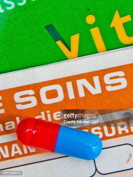 Gélule de médicament, carte vitale et feuille de soin, 14 décembre 2019, Le Mans, France.