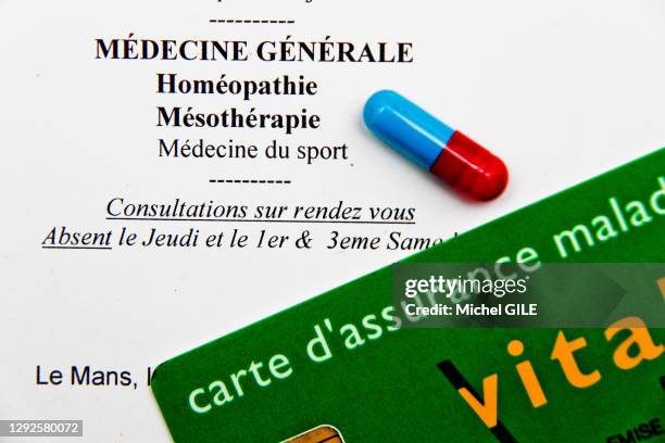 Gélule de médicament, carte vitale et ordonnance, 14 décembre 2019, Le Mans, France.