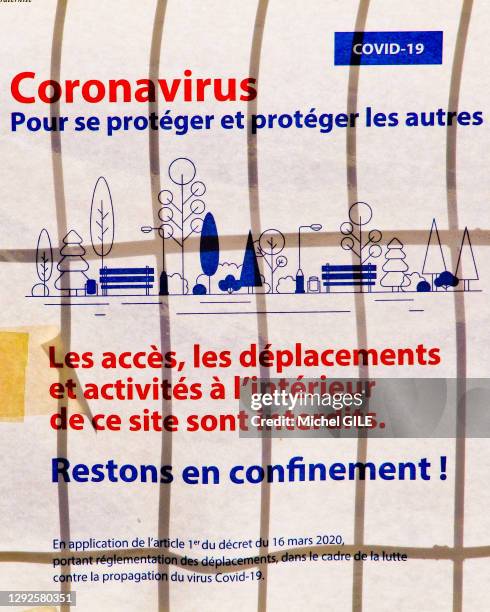 Affiche de la santé publique sur un grillage d'un parc public "Coronavirus, pour se protéger et protéger les autres, les accès, les déplacements, les...